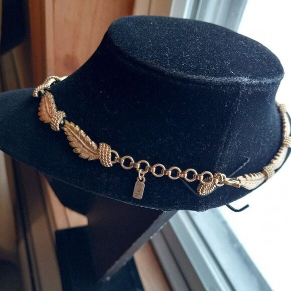 Vintage Monet Gold tone metal Leaves Necklace - Picture 2 of 6